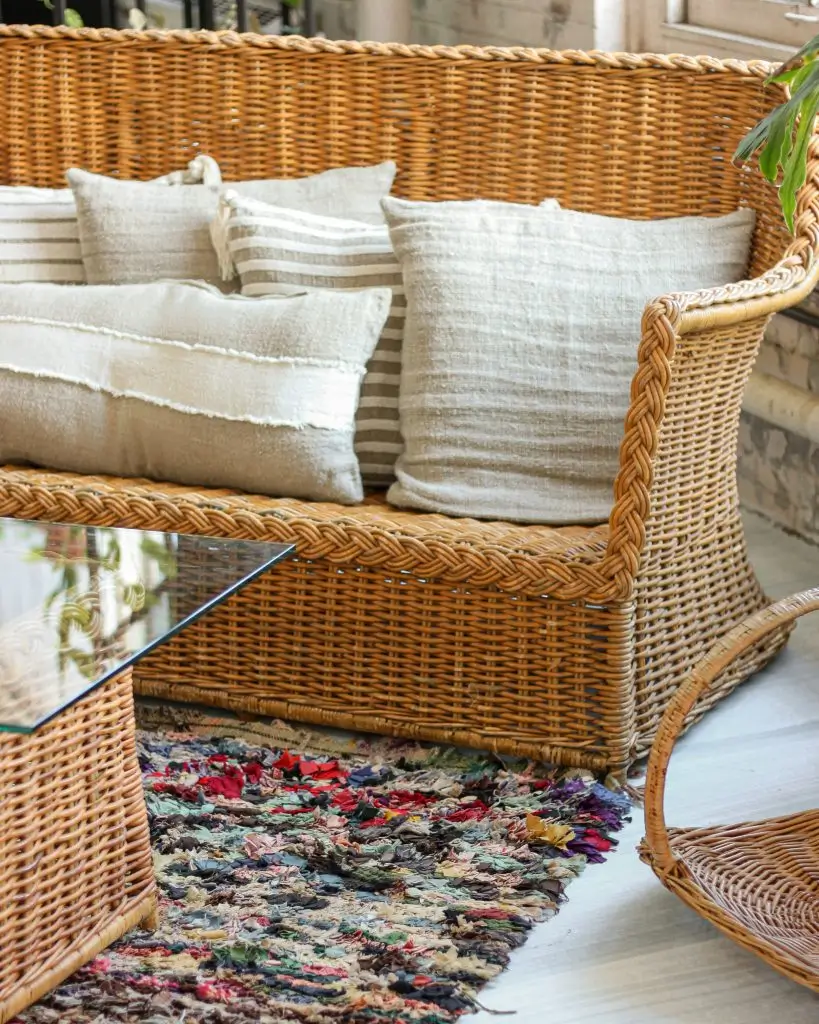 Mesa de centro de ratán: estilo boho en la terraza