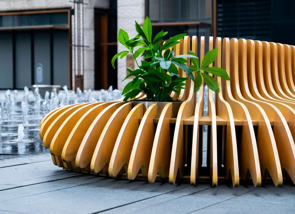 Banco de madera con planta en maceta: decoración sencilla y natural para la terraza