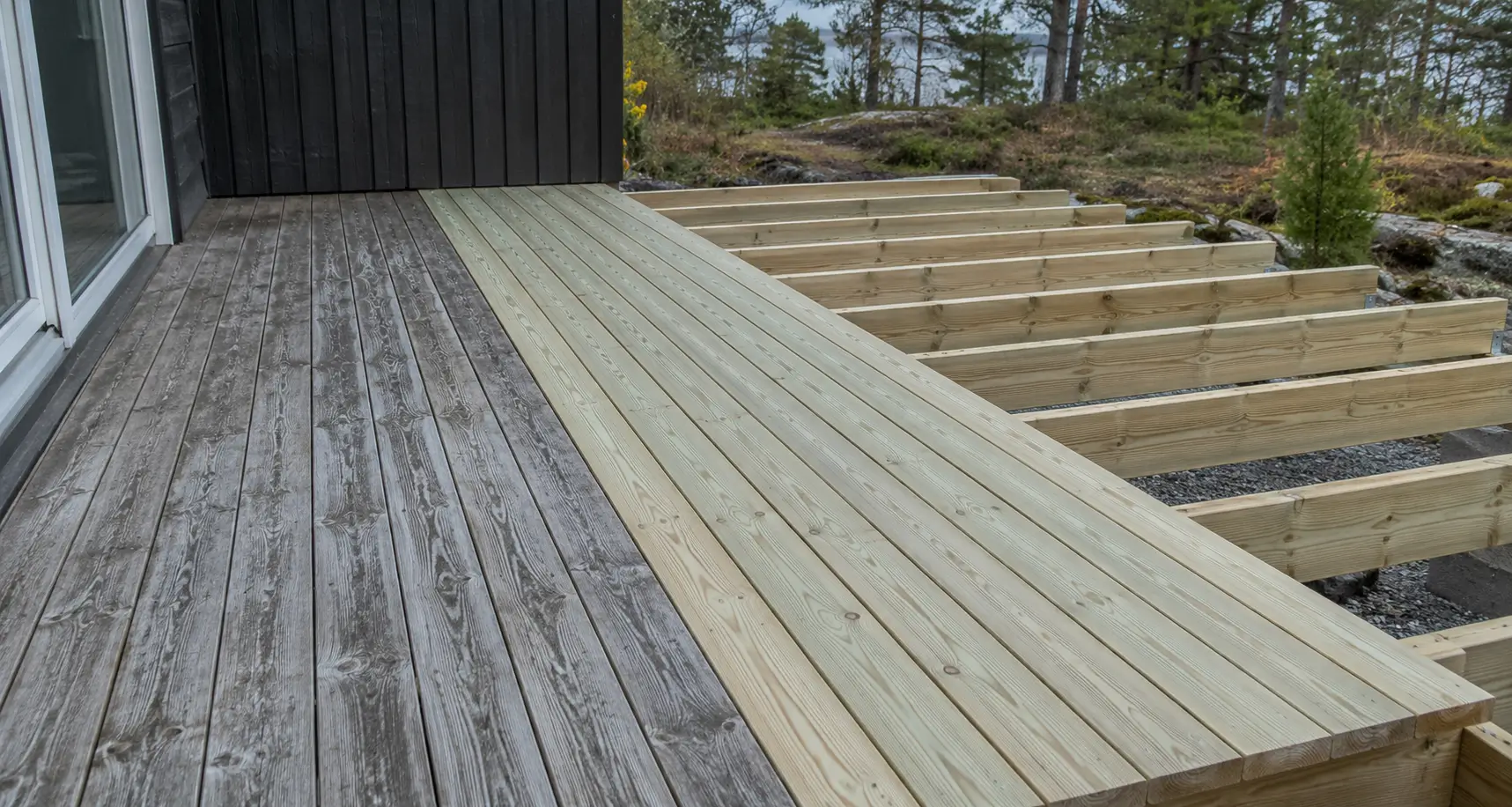 Tarima exterior de madera ampliada con nuevos rastreles y tablas nuevas
